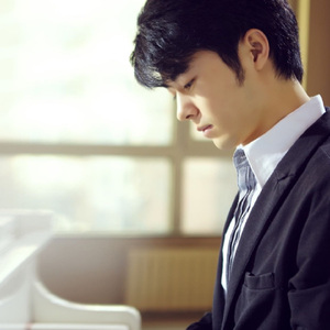 男主持人露臀视频
